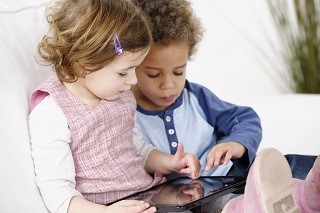 Kinderen op tablet iStock-186829768_liggend_320 px