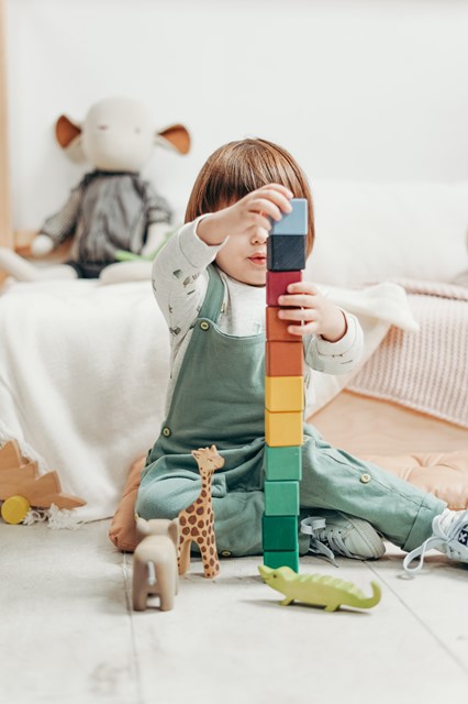 Kind bouwt toren pexels-cottonbro-3661356 (1)