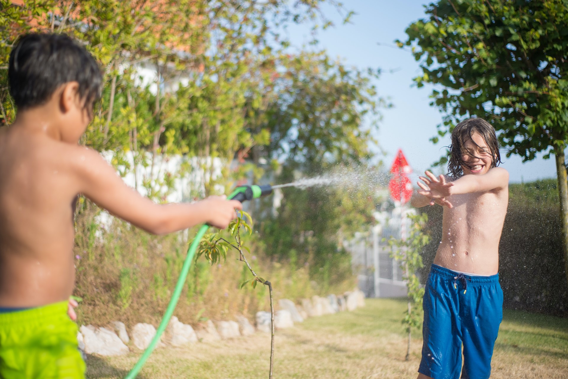 kinderen spuiten elkaar nat