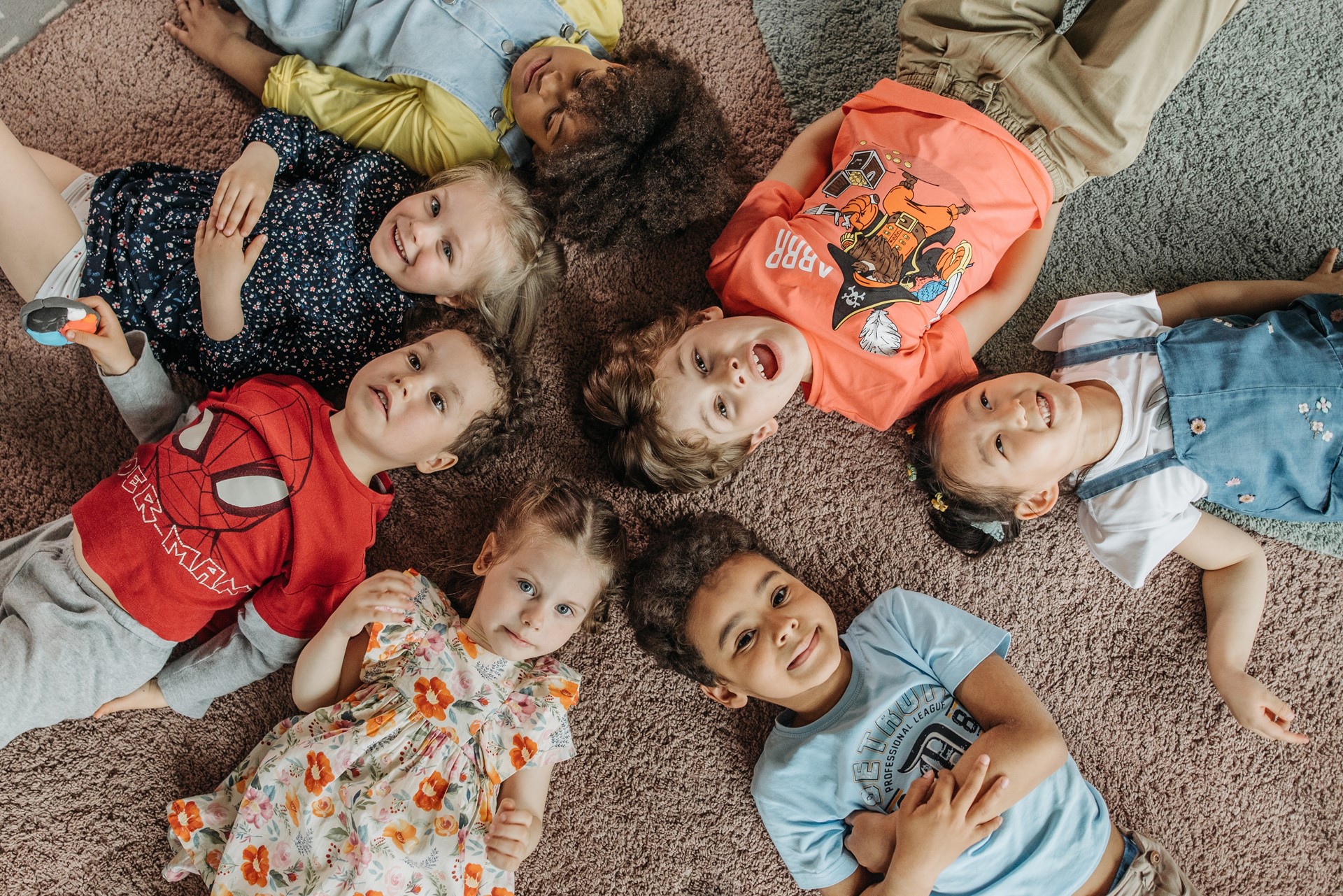 kinderen liggend in een kring