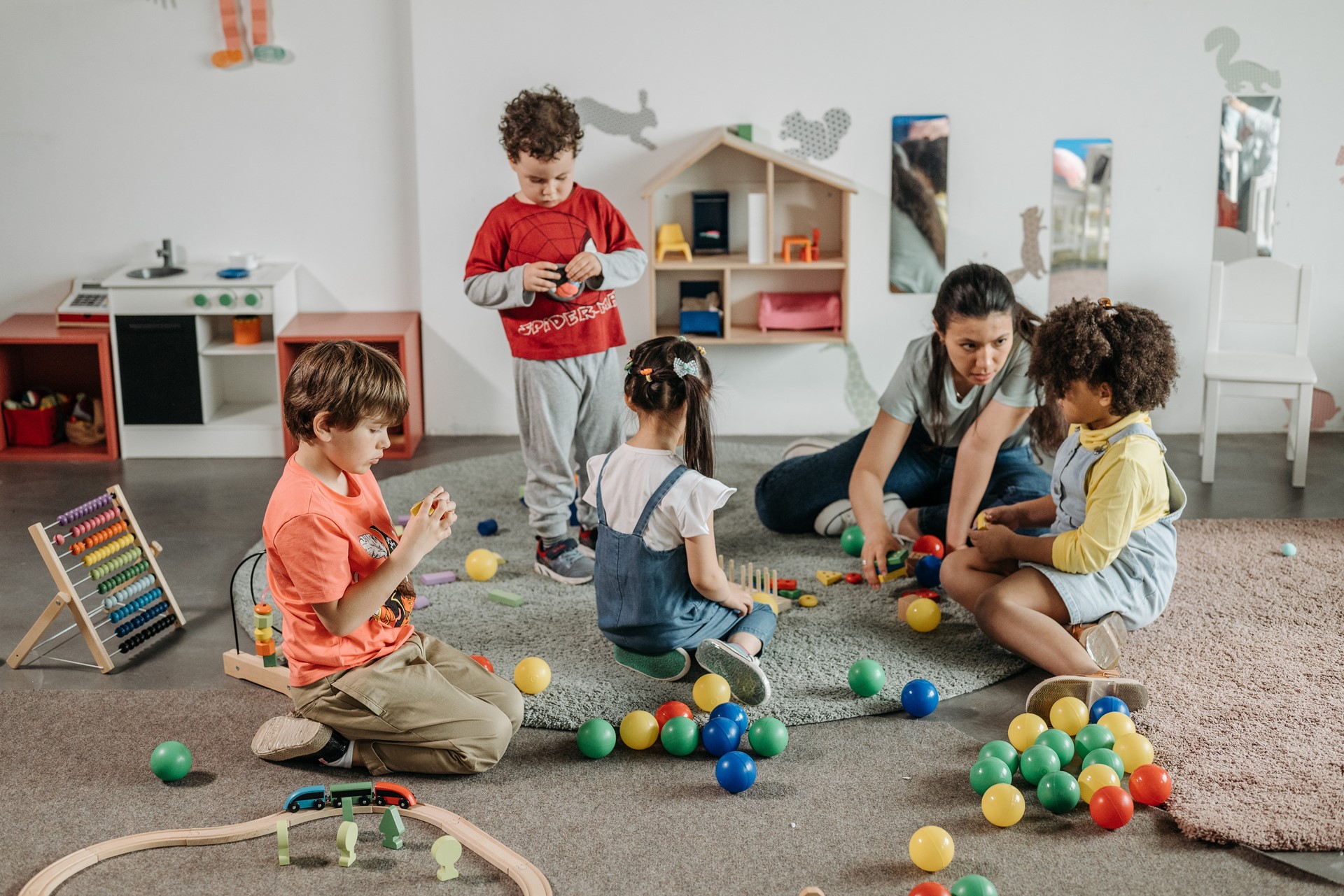 kinderen spelend in de kring op de grond