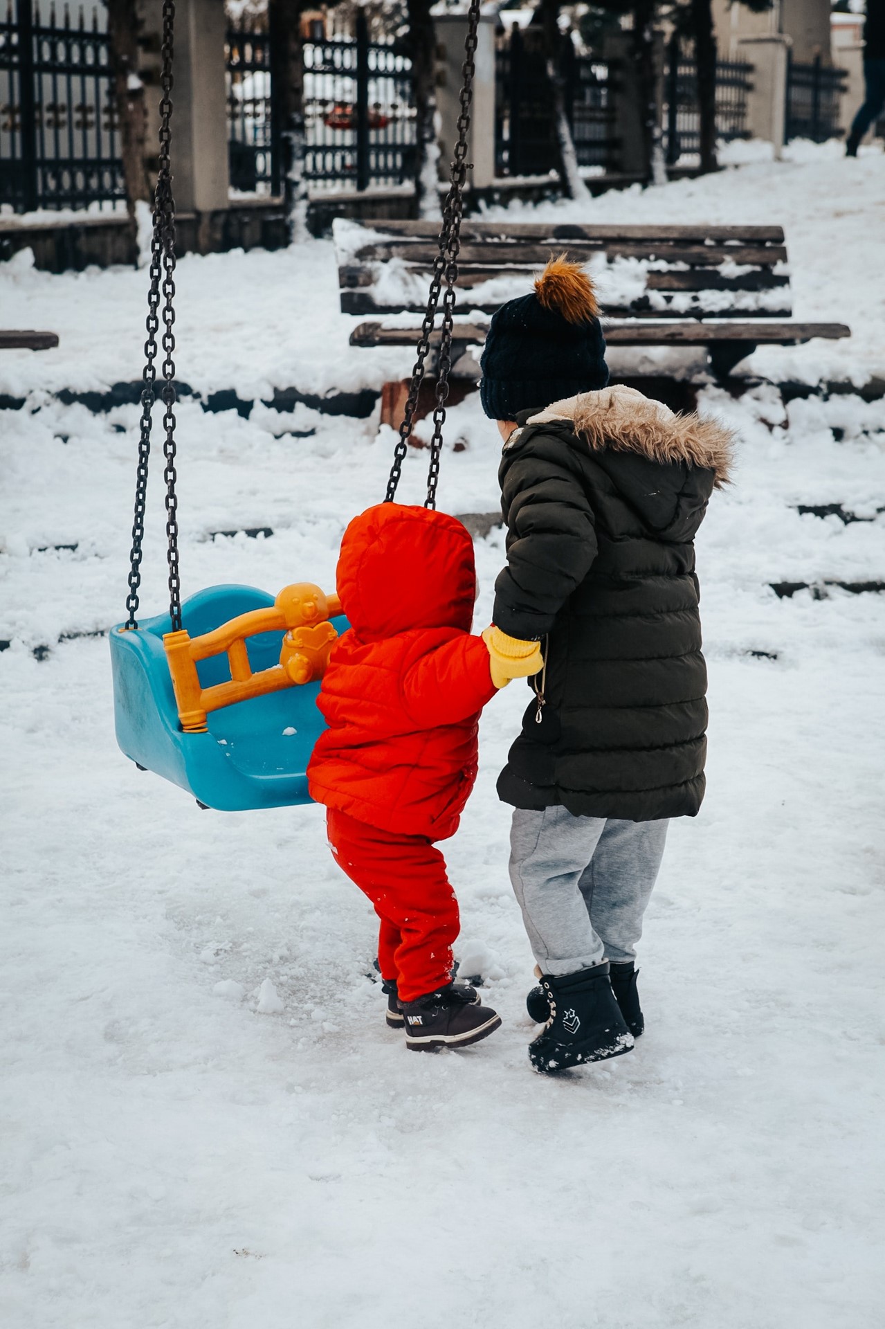 winter kinderen naar schommel