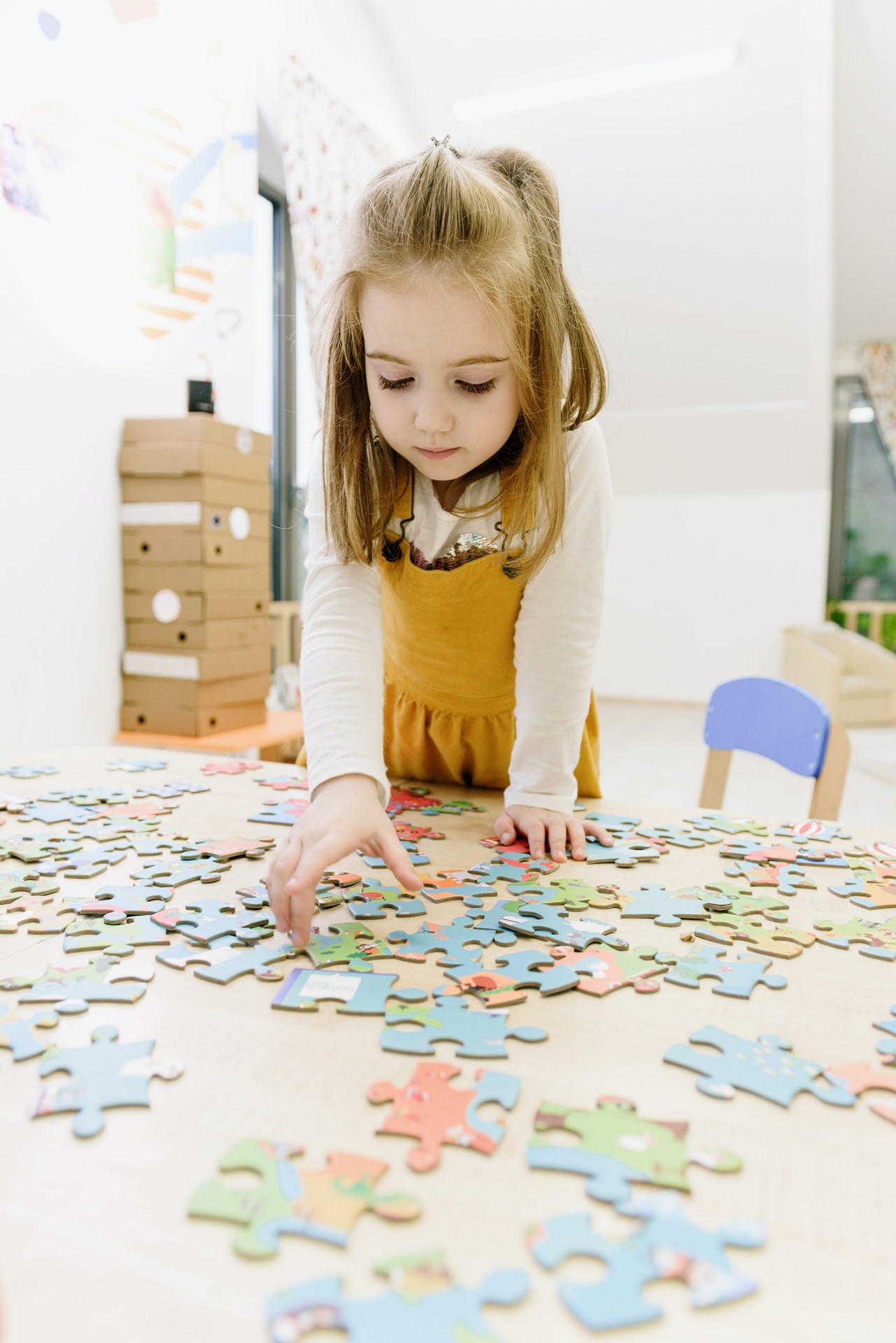 meisje  met puzzel