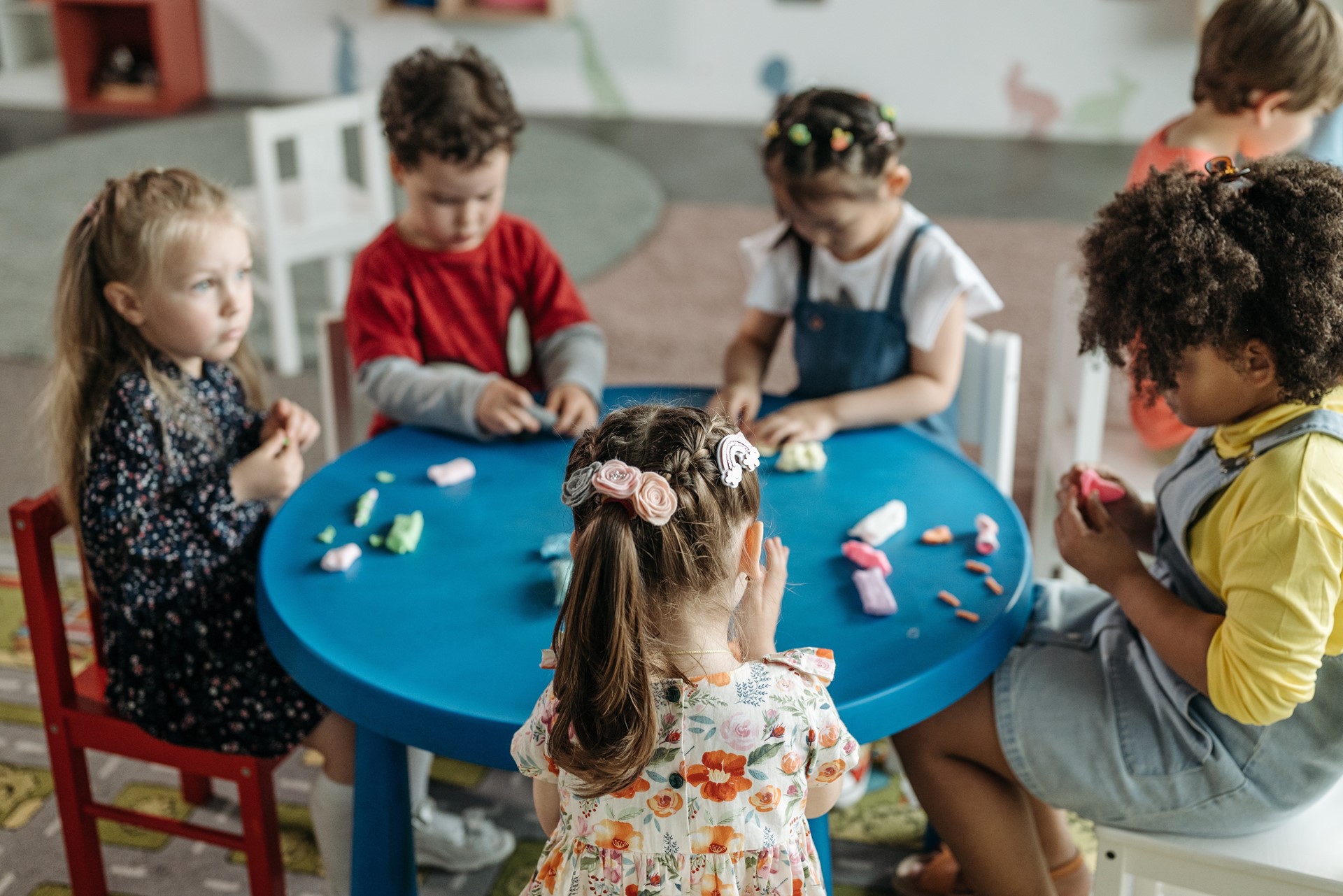 kinderen aan tafel knutselen