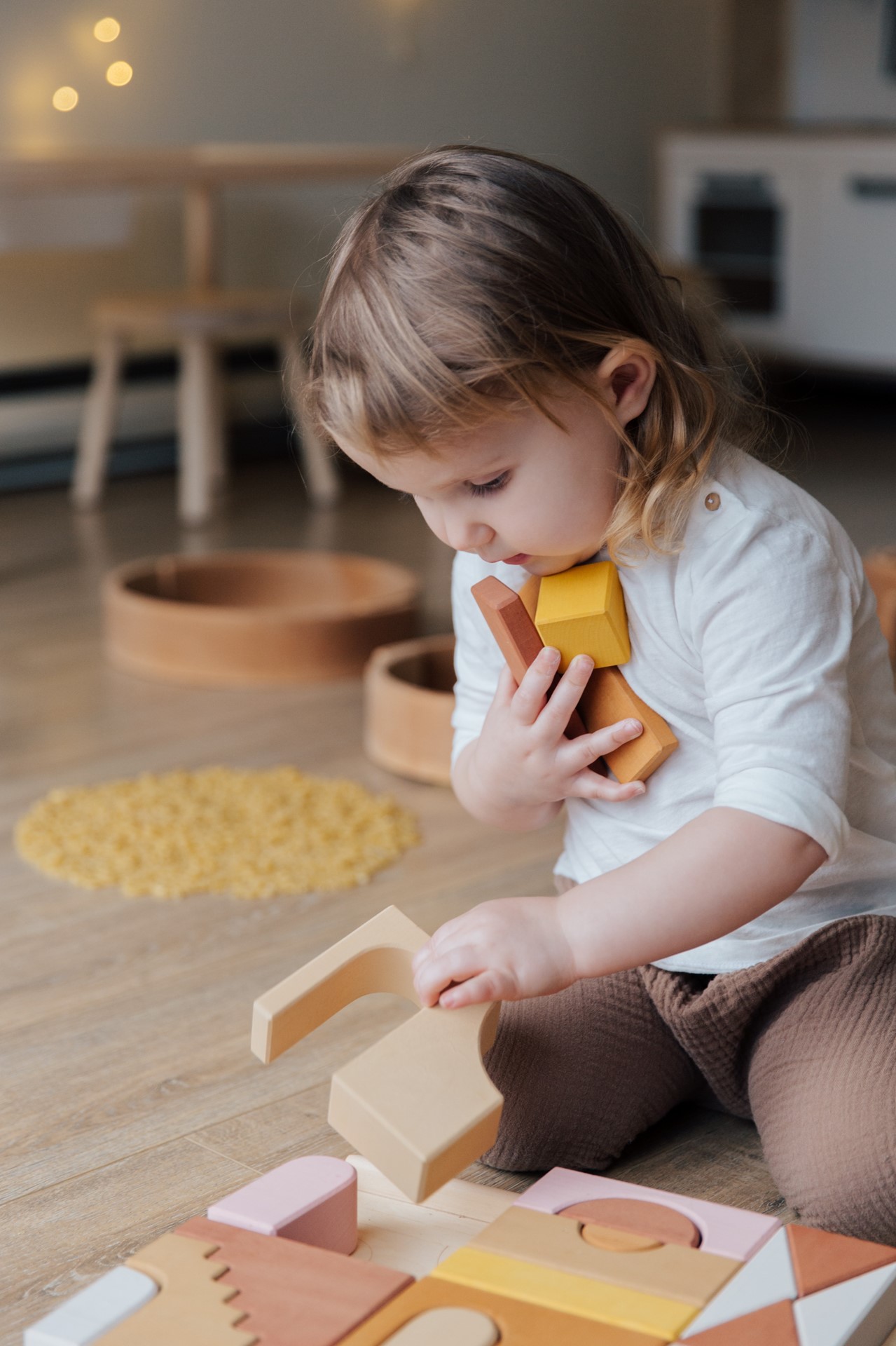 spelen kind met blokken